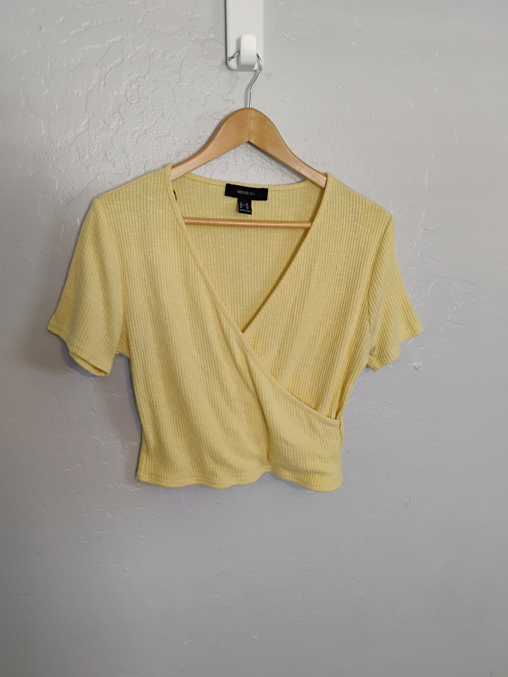 FOREVER 21+ Womens Yellow Ribbed Knit Wrap V-Neck Crop Top Size 0X